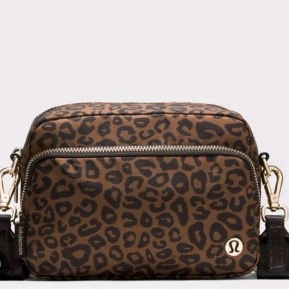 NWT Lululemon Everywhere Crossbody Bag 2L Leopard Gold Hardware - Picture 6 of 6